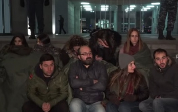 ԿԳՄՍ նախարարի հրաժարականը պահանջող ցուցարարները շարունակում են նստացույցը․ նրանց է այցելել Դավիթ Սահակյանցը (տեսանյութ)