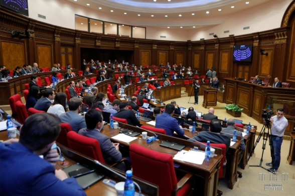 Из-за массовых командировок депутатов проваливается голосование по законопроектам –«Жоховурд»