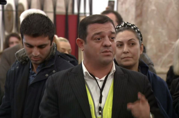 Азербайджанский блогер вошел в армянскую церковь и попросил Пашиняна «вернуть земли» (видео)