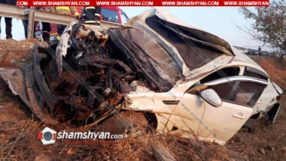 Արարատի մարզում Kia-ն բախվել է երկաթե արգելապատնեշներին, մասամբ կողաշրջվելով հայտնվել ձորակում. ավտոմեքենան վերածվել է մետաղե ջարդոնի (տեսանյութ)