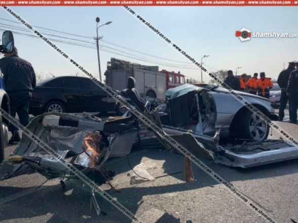 BMW-ն դուրս է եկել հանդիպակաց և հայտնվել բեռնատար ЗИЛ-ի տակ. ЗИЛ-ը կողաշրջվել է, BMW-ն բաժանվել է մի քանի մասերի. կա 1 զոհ, 1 վիրավոր (տեսանյութ)