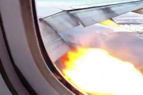 У самолёта в небе над Лос-Анджелесом загорелся двигатель