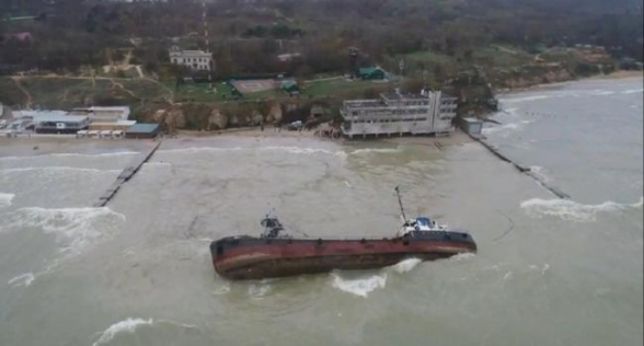 В Черном море произошла утечка нефти из-за аварии танкера у Одессы