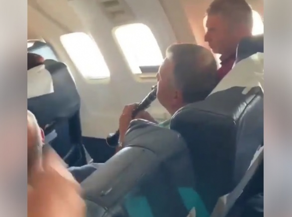 Հայերն ինքնաթիռում երգել են՝ «Արդյոք ովքե՞ր են, հե՛յ»