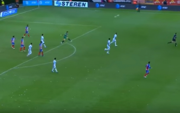 В Мексике вратарь забил гол ударом через все поле (видео)