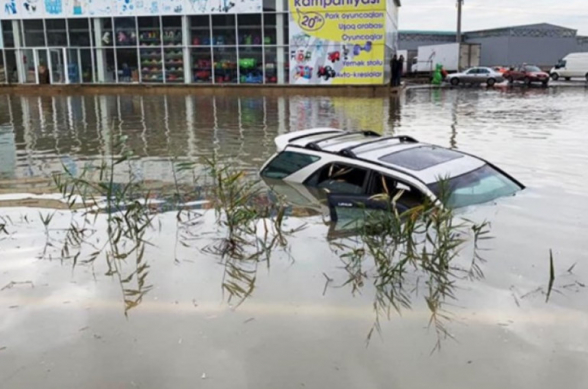 Բաքվում հորդառատ անձրևների պատճառով մեքենան ջրի տակ է հայտնվել