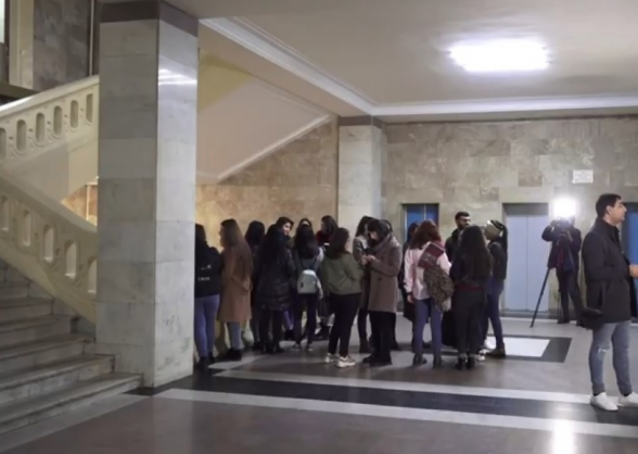 ԵՊՀ ուսանողները նստացույց են անում ռեկտորի պաշտոնակատարի աշխատասենյակի դիմաց (տեսանյութ)