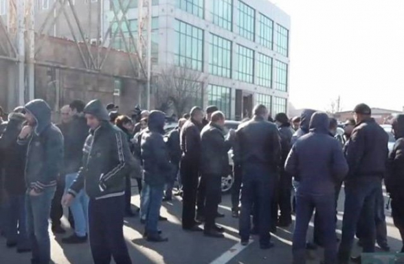 Ավտոներկրողների փակել էին փողոցը․ քաշքշուկ է տեղի ունեցել ոստիկանների հետ (տեսանյութ)