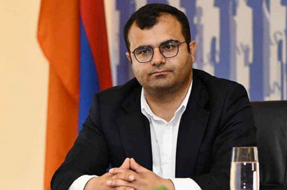 Չեմ կարող ասել, թե ինչու է քաղաքապետը մեկնել արձակուրդ, բայց կարող եմ ասել, որ մեկնելու պատճառը ոչ առողջական է, ոչ էլ քաղաքական. խոսնակ