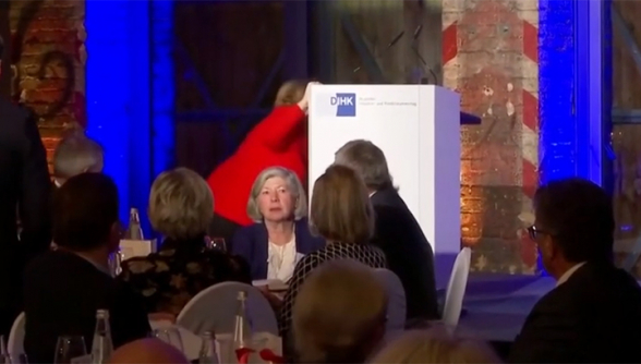 Անգելա Մերկելն ընկել է ամբիոնի մոտ բարձրանալիս