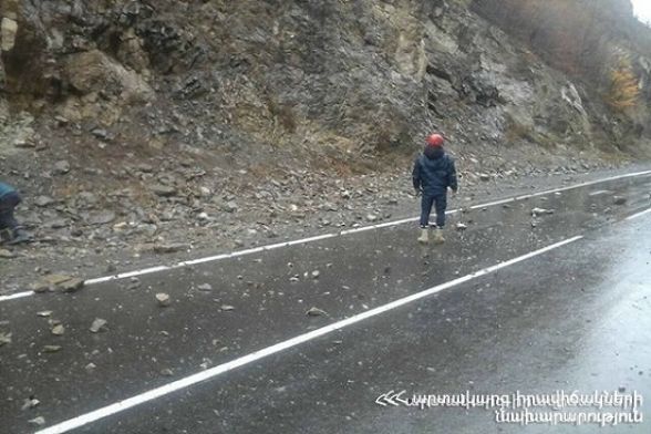Քարաթափում է տեղի ունեցել Երևան-Մեղրի ավտոճանապարհին