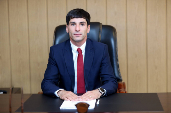 Արարատի մարզպետը վարսավիրի ծեծից հետո պարգևատրել է ինքն իրեն