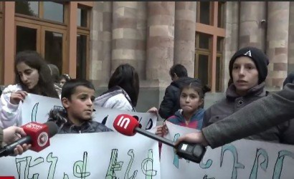 Վարչապետն ո՞վ է, որ որոշի՝ երեխեքին վերցնե՞ն, թե՞ չէ. գիշերօթիկների փակման դեմ ակցիա Կառավարության առջև