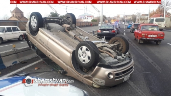 Երևանում Իսակովի պողոտայում՝ Ոստիկանական զորքերի դիմաց, բախվել են BMW-ն, Toyota-ն ու Honda-ն. վերջինս գլխիվայր շրջվել է