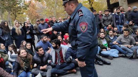 Լարված իրավիճակ էր ԿԳՄՍ նախարարության մոտ․ բախում տեղի ունեցավ ոստիկանության և ՀՅԴ երիտասարդների միջև (տեսանյութ)