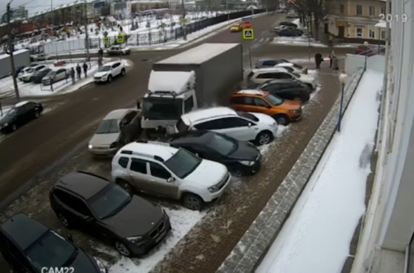 Կալուգայում բեռնատարը բախվել է 9 ավտոմեքենայի