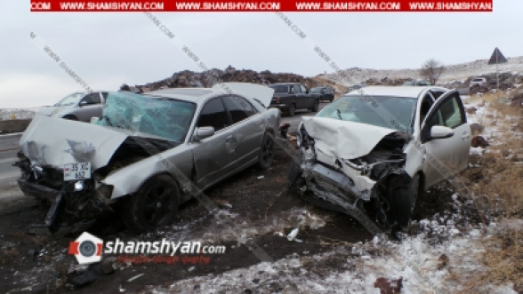 Արագածոտնի մարզում բախվել են Volkswagen Passat, Mazda և Toyota Aqua մեքենաները. կա 4 վիրավոր