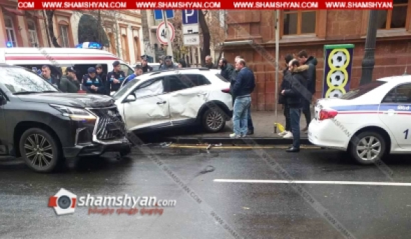 Բախվել են Lexus-ն ու KIA-ն. KIA-ն մասամբ հայտնվել է մայթին