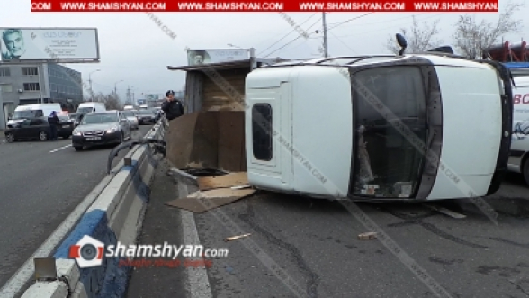 Բախվել են Mercedes-ը, Subaru-ն ու բեռնատար ГАЗель-ը. վերջինը բետոնե սյունը շրջել է և կողաշրջված վիճակում հայտնվել հանդիպակաց գոտում. խցանումը հասնում է մի քանի կիլոմետրի
