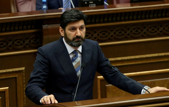 Փաշինյանի համար ինչ-որ գյուղի դպրոցում գրանցված, բայց չներկայացած աշխատողը գող է, իսկ ինքնահռչակ ՍԴ «Նախագահ» Վ. Գրիգորյանի՝ ոչինչ չանելու համար խոշոր գումարներ ստանալը՝ ՍԴ-ում «ճգնաժամ»․ «Իրատես»