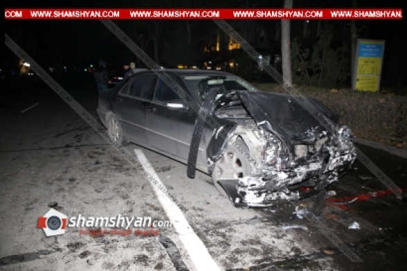 Բախվել են Mercedes-ն ու Opel-ը. Opel-ը հայտնվել է մայթին, իսկ վրայից գազաբալոնն ու հետևի անվահեծանները պոկվել ու մի քանի մետր շպրտվել են