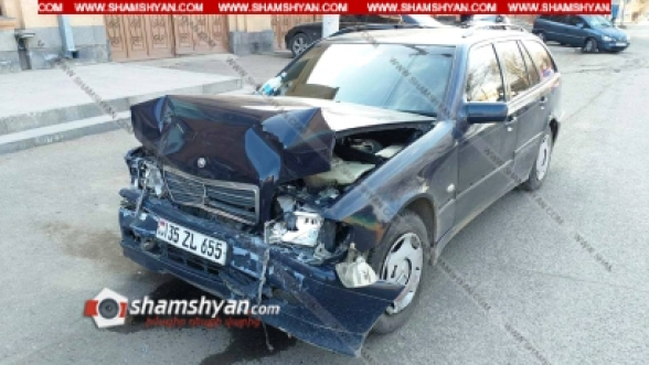 Գյումրիում բախվել են Mercedes-ն ու Opel-ը. Opel-ը մասամբ հայտնվել է մայթին. վիրավորներից մեկը դպրոցական է
