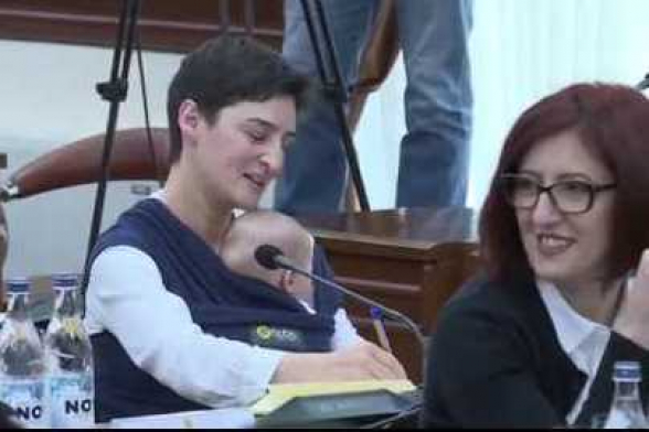 Член Совета старейшин Еревана пришла на заседание с грудным ребенком
