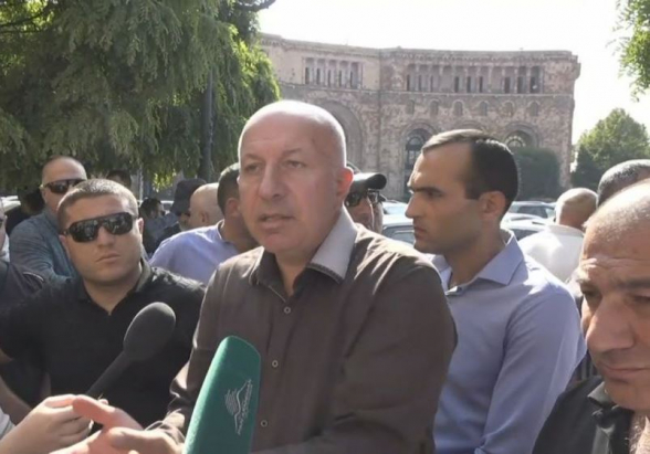 Ավտոներկրողները կառավարության շենքի մոտ բողոքի ակցիա են անում (տեսանյութ)