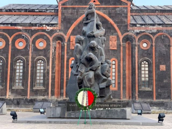 Ռոբերտ Քոչարյանը ծաղկեպսակ է ուղարկել Գյումրի