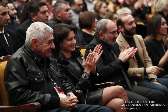 Աննա Հակոբյանն անդրադարձել է իր՝ ծնկներից վերև շրջազգեստին (լուսանկար)