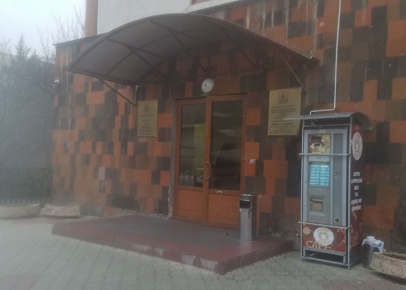 Սուրճ պատրաստող ավտոմատ սարք թաղապետարանի մոտ, որը, ըստ շրջանառվող լուրերի, պատկանում է Ավանի թաղապետի որդուն