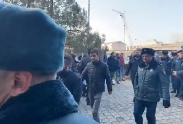 Ահա այսպես` թուքումուրի և ամոթանքի միջանցքով Սորոսի վաստակները այսօր ժամանեցին դատարան (տեսանյութ)