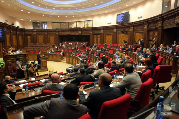 НС приняло во 2-ом чтении законопроект о досрочной отправке судей КС на пенсию (видео)