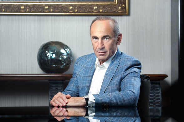 1998 թվականին բնակչության զգալի մասը պահանջում էր նստեցնել Տեր-Պետրոսյանին և ընդհանրապես՝ ՀՀՇ ամբողջ վերնախավին․ Ռոբերտ Քոչարյան