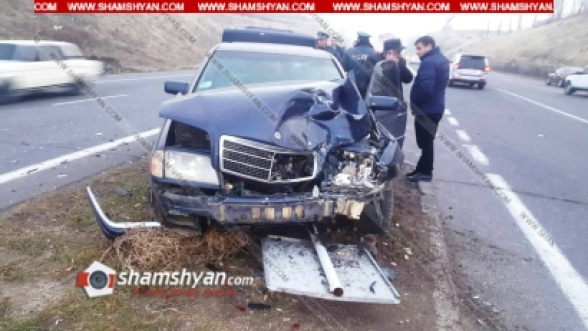 «Արծվի թևեր»-ի մոտ բախվել են Opel-ն ու Mercedes-ը, Mercedes-ն էլ տապալել է երթևեկությունը կարգավորող ցուցանակը. կան վիրավորներ
