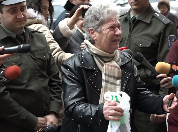 Կառավարության դիմաց մի կին սպառնում էր ինքնահրկիզվել