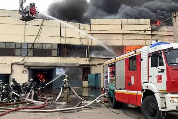 Մոսկվայում այրվող պահեստում պայթյուններ են տեղի ունենում, հրդեհի մակերեսը հասել է 7 հազար քառ մետրի