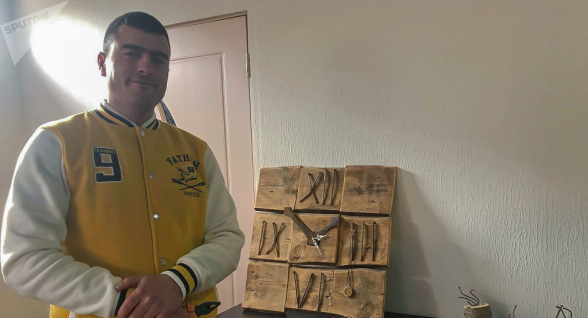 Գյումրեցիները քանդված տնակների մեխերով փորձում են արվեստի գործեր ստեղծել