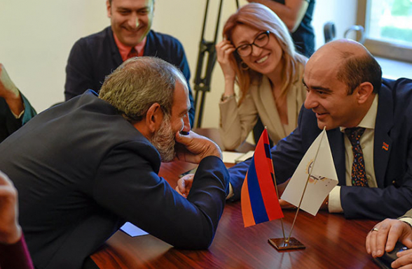 Партия «Светлая Армения» обсуждает вопрос отзыва Давида Хажакяна из Совета старейшин Еревана