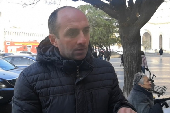 «Премьер джан, с духом, с аппетитом!»: акция перед зданием правительства