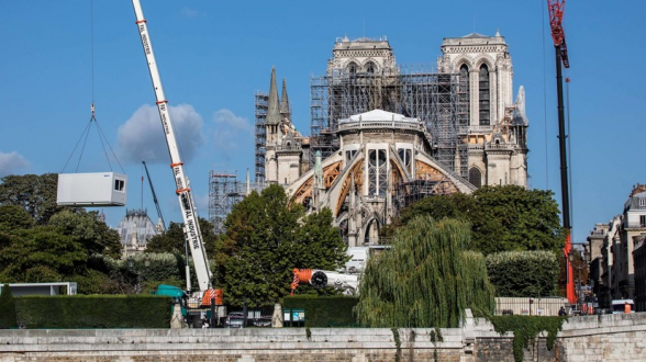 Из-за пожара в Нотр-Даме отказались от рождественской службы
