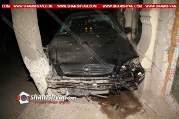 Լոռու մարզում 51-ամյա վարորդը Opel-ով բախվել է ծառին ու խանութի պատին. կան վիրավորներ