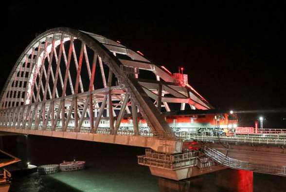 Появилось видео с первым пассажирским поездом на Крымском мосту