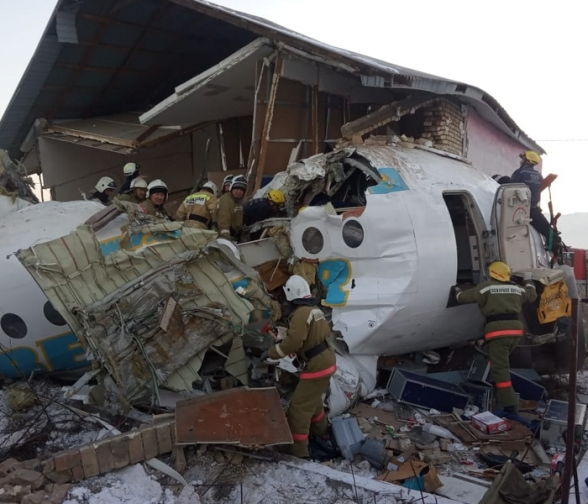 В Казахстане упал пассажирский самолет (видео)