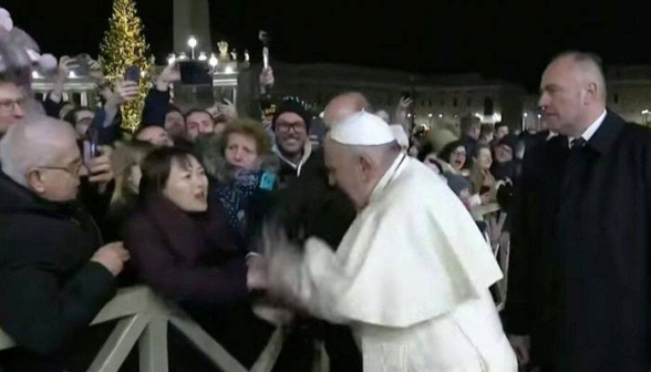 Папа Римский ударил женщину на праздновании Нового года (видео)