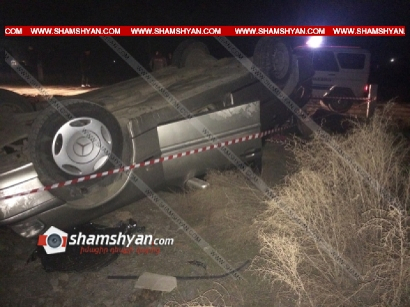 Բախվել են Երևան-Թբիլիսի մարդատար գնացքն ու Mercedes C180 մակնիշի ավտոմեքենան. վերջինս, գլխիվայր շրջվելով, հայտնվել է ձորակում