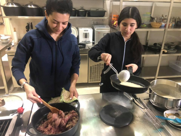 Թողեք, մենք բլինչիկ ենք պատրաստում, ի՞նչ կապ ունենք ավտորիտար Իրանի հետ