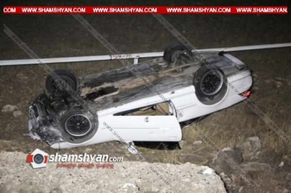 Կոտայքի մարզում բախվել են Mercedes CLS-ն ու 06-ը. Mercedes-ը գլխիվայր հայտնվել է ձորակում