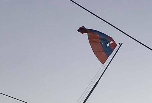 Սա ՀԱԹ-ի կենտրոնական մասում գտնվող մեր դրոշն է` ծակ վիճակում (լուսանկար)