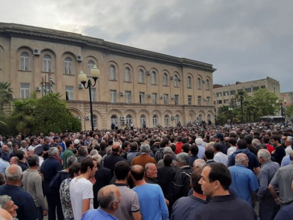 Протестующие в Абхазии пошли на штурм администрации президента (видео)